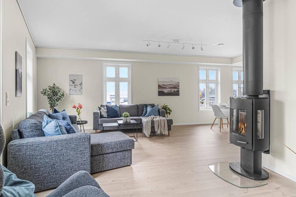 New! Huge Modern Apartment! Fit For Two Families! Bergen Exterior photo