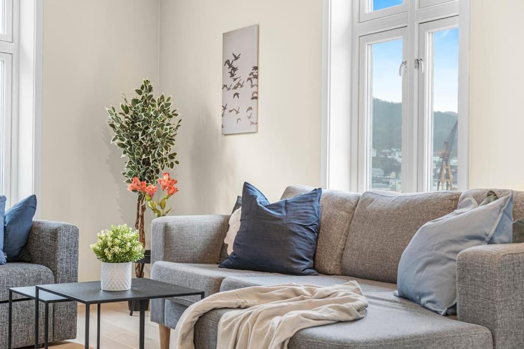 New! Huge Modern Apartment! Fit For Two Families! Bergen Exterior photo